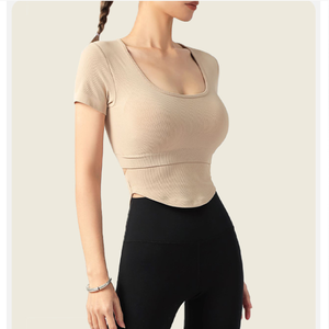 Camiseta deportiva de yoga para mujer con cuello en U, acanalada, corta, con sujetador incorporado, espalda recortada, manga corta, elástica y ajustada para gimnasio, pilates y entrenamiento. - Product Image 2