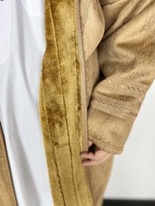 Groothandel OEM Nieuwe Aanwinst 2025 Nieuwe Mode Islamitische Saoedi-Arabische Winter Dikke Warme Polyester Kaftan Koeweit Bisht voor Heren - Product Image 3