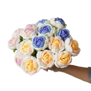 रंगीन कृत्रिम गुलाब फूल गुलदस्ता सजावटी उपहार समाप्त उत्पादों के हाथ Crochet स्टेम गुलाब