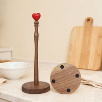 Support de papier essuie-tout en bois d'acacia en gros avec décoration cœur rouge, porte-rouleau de cuisine sur pied, organisateur de comptoir rustique, personnalisable OEM