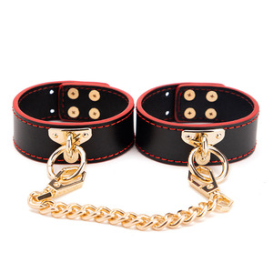 Esposas de Cuero Genuino Negras con Cadena Dorada para Uso en Bondage para Adultos - Product Image 3
