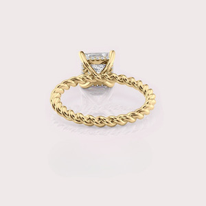 Bague solitaire en or jaune 18 carats avec diamant de laboratoire taille princesse et bande en forme de corde - Product Image 3