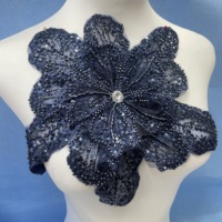 Applique décorative multicouche tridimensionnelle en forme de fleur brillante, faite à la main avec des perles et des paillettes