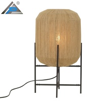 Lampadaire LED design industriel moderne, beige naturel, pieds trépieds en fer noir et bois, rotin tressé, base E27, étanche, haute luminosité