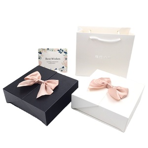 Boîte cadeau carrée à double porte pour la Saint-Valentin avec 16 roses et nœud pour ranger des colliers, des pendentifs, des bijoux - Product Image 3