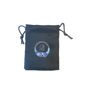 Pochette à bijoux en satin noir avec cordon de serrage et logo personnalisé, idéale pour l'emballage de bijoux, les cadeaux et les sacs de cadeaux - Product Image 4