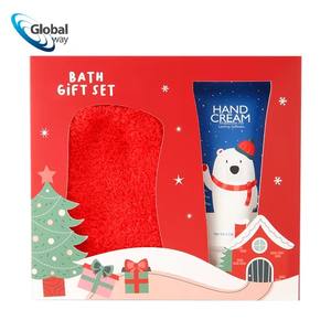 Set de Regalo Promocional de Crema de Manos y Calcetines Suaves - Exquisitamente Empaquetado con un Toque Festivo, la Elección de Regalo Perfecta para Festividades - Product Image 3