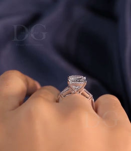 La bague solitaire en diamant taillé Princess présente des accents baguette effilés délicats et un réglage sécurisé à quatre broches parfait pour un cadeau - Product Image 3
