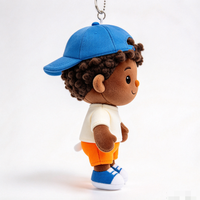 Porte-clés en peluche personnalisé garçon afro-américain, adorable poupée en tissu noir avec casquette de baseball, t-shirt et short, cadeau doux et rembourré pour enfants