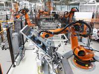 Robot KUKA KR 50 R2500 6 axes, équipement de manutention automatique industriel avec pince, fabricant chinois pour le chargement et le déchargement