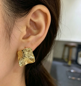 Pendientes de botón cuadrados de latón chapado en oro con textura para mujer, minimalistas, martillados, irregulares, joyería al por mayor - Product Image 2