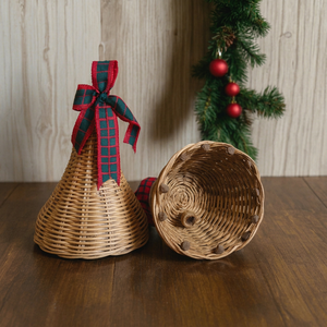 Ornement cloche en rotin naturel avec nœud écossais et breloque pain d'épices, décoration de Noël traditionnelle à suspendre pour l'intérieur - Product Image 1