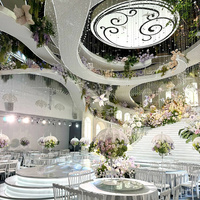 Dekorasi langit-langit hotel untuk acara pernikahan, latar belakang pernikahan, centerpiece, desain bunga buatan emas di langit-langit gedung pernikahan