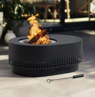 Brasero en métal ovale noir robuste, inspiré de l'Art déco, contemporain et modulaire, avec fond isolé thermiquement pour la sécurité des terrasses en bois
