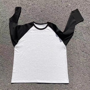 T-shirt Vintage Personalizzata Bicolore con Maniche Raglan Stile Baseball, Top Sportivo Retrò Anni '90 Casual Old Money - Product Image 4