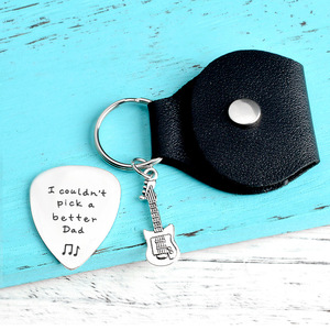 <span class=keywords><strong>Je</strong></span> <span class=keywords><strong>ne</strong></span> pouvais pas choisir un meilleur étui en cuir porte-clés guitare Pick gravure en acier inoxydable petit cadeau - Product Image 2