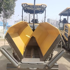 Paveuse routière de 6 m avec capacité de la trémie de 13 tonnes et système électro-hydraulique proportionnel pour un fonctionnement fluide - Product Image 4