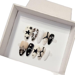 Ongles courts en amande faits à la main, noirs et blancs, croix sacrée gothique, art en relief texturé 3D, vente en gros - Product Image 4