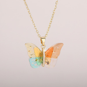 Collana con Ciondolo a Farfalla Placcato Oro, Pendente in Resina con Catena, Unisex, per Uso Quotidiano, Idea Regalo - Product Image 1