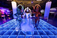 Set de 6 Focos Uplight de 18W a Batería Inalámbricos RGBWAUV, Foco Par LED de 6x18W a Batería, Luz de Escenario para Bodas y DJ