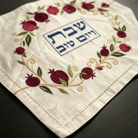 Housse de pain de sabbat brodée florale à bord festonné en tissu tissé texturé, style vintage Judaica, pour la vente en gros