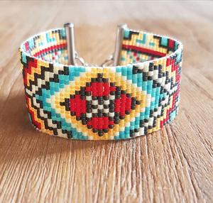 Pulsera de Tweed Pastel de Calidad Premium, Perfecta para la Madre de la Novia o el Día de la Madre, Sofisticación Artesanal con Cuentas Doradas Suaves - Product Image 1