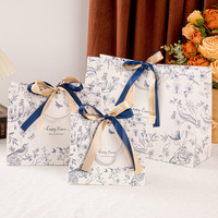 Sac cadeau en carton blanc Toile de Jouy motif floral bleu et oiseaux, avec double ruban et poignée en corde, pour occasions spéciales : mariage, anniversaire