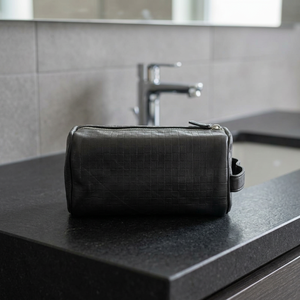 Bolsa de Aseo Moderna Negra de PU con Cierre de Cremallera con Patrón de Rejilla de Diamantes, Asa Suave y Capacidad Media para Cosméticos - Product Image 4