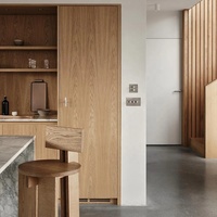 Meuble de cuisine en chêne clair avec étagères ouvertes, îlot central en marbre sur mesure, armoires de style Shaker modernes et minimalistes