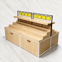 Professionele dubbelzijdige, extra sterke fruit- en groentepresentatiestand met metalen en houten schappen en onderkast voor marktgebruik