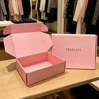 Boîtes d'expédition roses personnalisées avec logo, boîtes pliables en carton ondulé pour l'emballage de vêtements féminins, robes et accessoires.