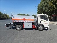 Nouveau camion-citerne mobile Sinotruk HOWO 4x2 de 2,7 m³ (2 m³) avec moteur diesel pour le ravitaillement agricole – Mini-citerne mobile de carburant