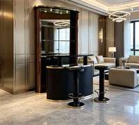 Armoire à vin de luxe incurvée avec étagères en verre et finitions dorées pour une zone de divertissement haut de gamme à domicile