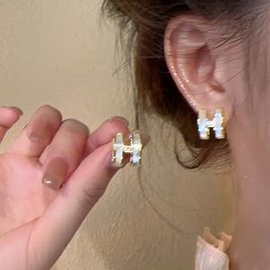 Pendientes de Moda con Letra H, Elegantes Pendientes de Cristal con Letra H en Plata S925 para Aniversario - Product Image 1