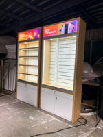 Vitrine personnalisée pour téléphones portables, présentoir en bois pour magasin de réparation de téléphones portables avec panneau rainuré, design intérieur pour boutique de téléphonie mobile