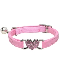 Colliers pour petits animaux de compagnie en gros, MOQ faible, colliers pour chats en flanelle de couleur unie avec accessoires en forme de cœur