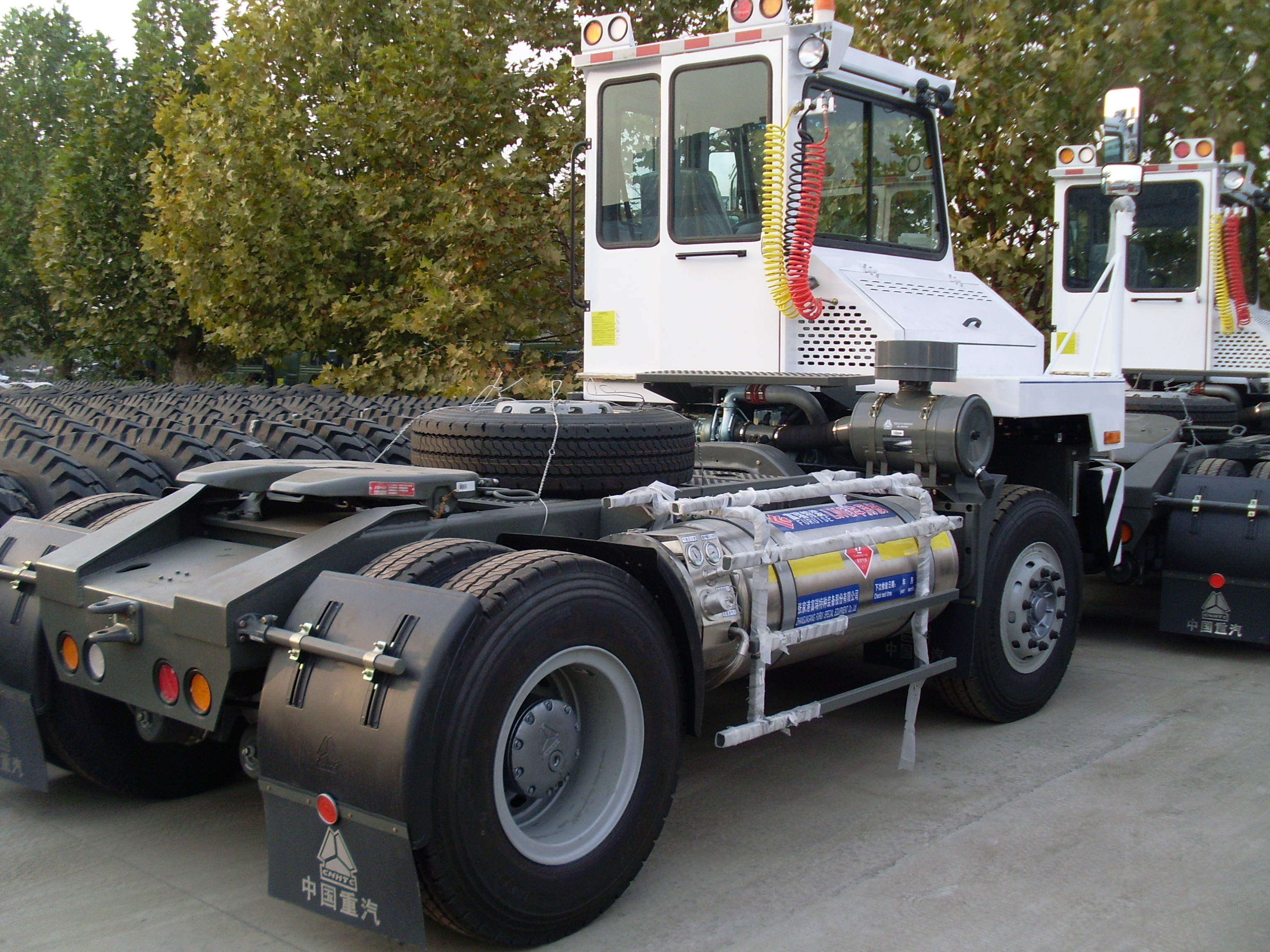 source 中国重汽hova高品质柴油码头牵引车4x2低速港口码头港口牵引车