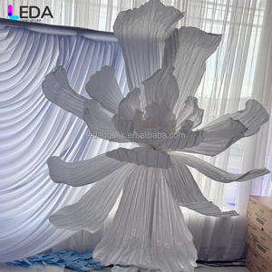 Décoration de centre de table LEDA, fleurs en papier géantes faites à la main, fleurs artificielles géantes blanches, fleurs naturelles au toucher réel pour mariage - Product Image 3