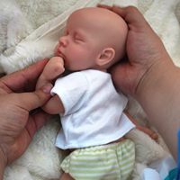 Entzückende Silikon-Baby-Reborn-Puppen Handgefertigte Bemalte Ganzkörper-Puppen mit Wechselkleidung Spielzeug für Geburtstag/Weihnachten/Neujahr