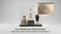 Vitrine en verre haute transparence avec éclairage LED sur rail et niches murales encastrées pour l'exposition de costumes anciens et d'œuvres d'art