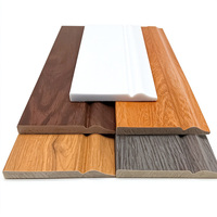 Plinthe décorative en polystyrène PS finition bois pour l'intérieur, idéale pour assortir les revêtements de sol