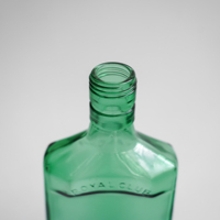 Liquide avec bouteille verte, boisson alcoolisée en bouteille verte