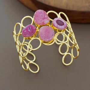 Bracelet manchette cercle doré en laiton poli multicolore avec pierre Druzy, finition toucher réel, style imitation antique pour femme - Product Image 5