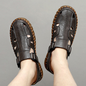 Nouvelles sandales d'été pour hommes, respirantes, en cuir, à bout fermé, pour la plage, rehaussantes, antidérapantes, sabots ajourés pour la conduite - Product Image 2