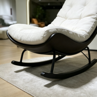 Fauteuil à bascule traditionnel en velours blanc cassé de qualité supérieure, personnalisable, durable, avec cadre en bois noir courbé minimaliste et capitonné pour salon