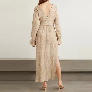 เดรสยาวทรงเอไลน์ผ้าลินินทอเนื้อนุ่ม คอวี แขนยาว รุ่นปี 2025 ดีไซน์หรูหรา ไม่ยับง่าย ระบายอากาศได้ดี ซักได้ เป็นมิตรต่อสิ่งแวดล้อม 100% ตกแต่งด้วยผ้าปะต่อสีพื้น - Product Image 2