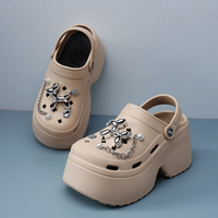 Nouvelle mode populaire toboggan extérieur sabots de jardin décorations de chaussures en métal sandales à breloques plate-forme sabots et mules d'été pour femmes filles