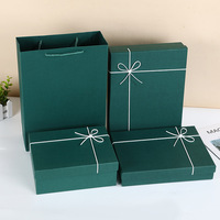 Emballage de boîte-cadeau en papier kraft vert personnalisé pour chaussettes et fourrure avec gaufrage et stratification mate