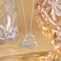 Collier pour femme en argent sterling 925 de luxe avec trois mini cœurs pavés de moissanite et pendentif en forme de cœur avec inscription « Maman »