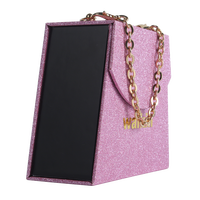 Boîte cadeau rectangulaire rose pailletée avec couvercle rabattable, sangle en chaîne dorée, logo personnalisé, emballage cosmétique haut de gamme